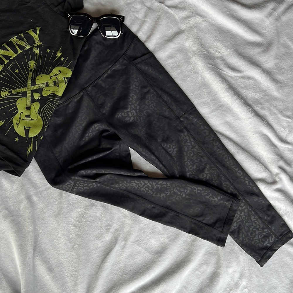CVG Black leopard Capri leggings
